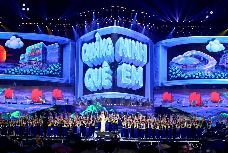 H&agrave;ng vạn người đội mưa xem Concert &ldquo;Quảng Ninh rạng rỡ tương lai&rdquo; - Ảnh 6.