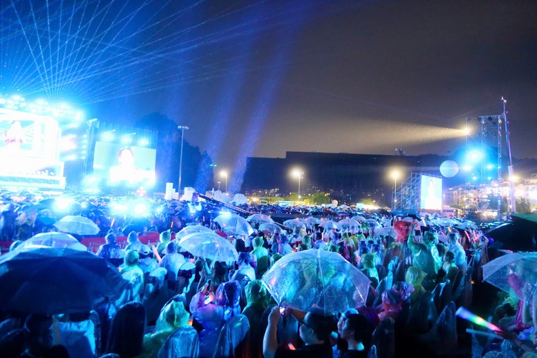H&agrave;ng vạn người đội mưa xem Concert &ldquo;Quảng Ninh rạng rỡ tương lai&rdquo; - Ảnh 3.