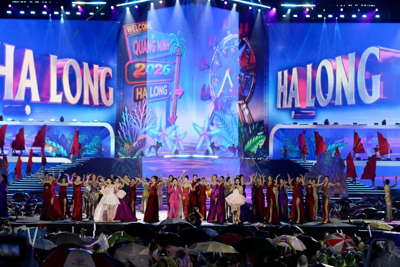 H&agrave;ng vạn người đội mưa xem Concert &ldquo;Quảng Ninh rạng rỡ tương lai&rdquo; - Ảnh 5.