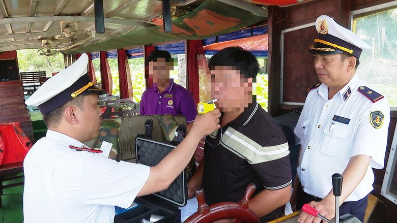 Vĩnh Long siết kiểm so&aacute;t vận tải thủy dịp lễ 2/9, kiểm tra nồng độ cồn t&agrave;i c&ocirc;ng - Ảnh 1.