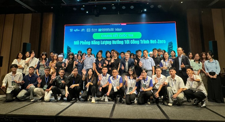 Sinh vi&ecirc;n tranh t&agrave;i giải ph&aacute;p m&ocirc; phỏng năng lượng hướng tới c&ocirc;ng tr&igrave;nh Net Zero 2026 - Ảnh 1.