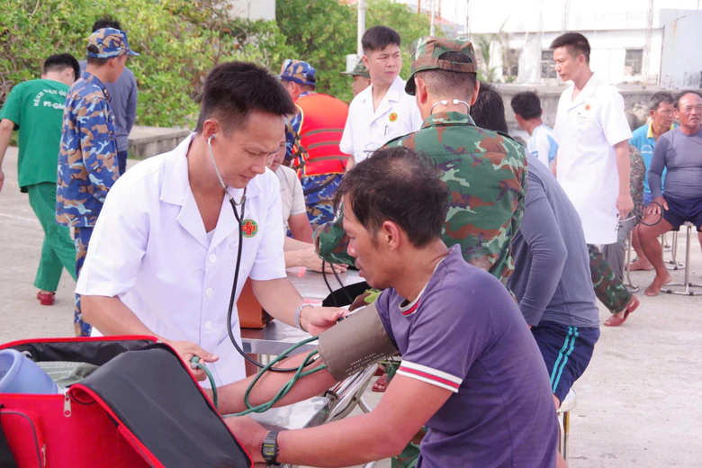 Sức khỏe 32 ngư d&acirc;n Đ&agrave; Nẵng gặp nạn được cứu tr&ecirc;n biển hiện ra sao? - Ảnh 3.