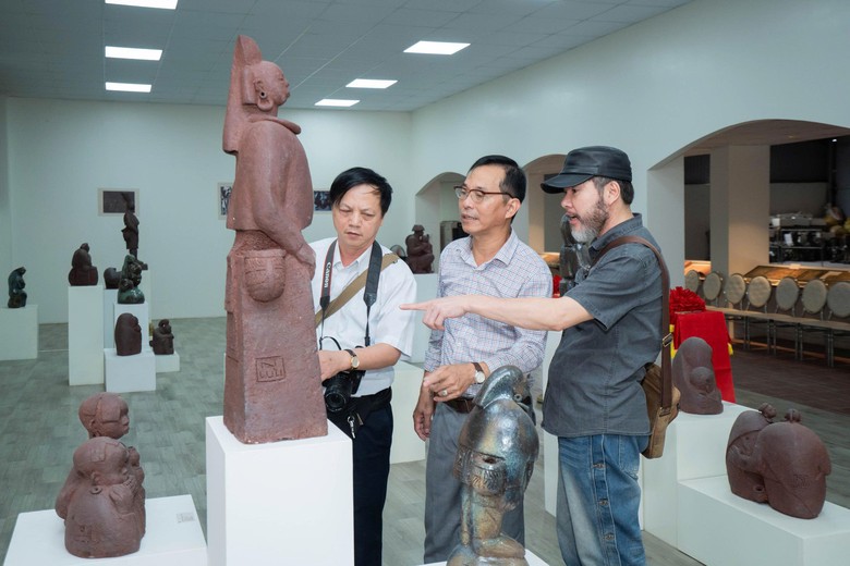 Nh&agrave; đi&ecirc;u khắc Nguyễn Lưu đưa phận người &ldquo;ph&iacute;a sau lũng n&uacute;i&rdquo; v&agrave;o gốm B&aacute;t Tr&agrave;ng - Ảnh 2.