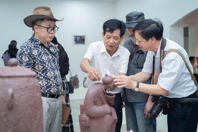Nh&agrave; đi&ecirc;u khắc Nguyễn Lưu đưa phận người &ldquo;ph&iacute;a sau lũng n&uacute;i&rdquo; v&agrave;o gốm B&aacute;t Tr&agrave;ng - Ảnh 1.