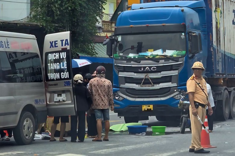 Ninh Bình: Người đi bộ tử vong sau va chạm với xe đầu kéo trên Quốc lộ 1A - Ảnh 1.