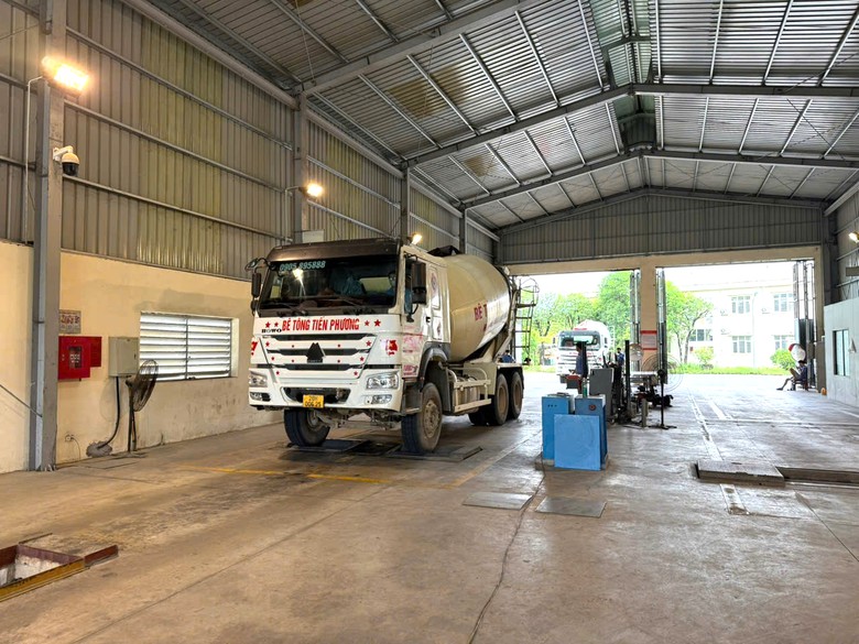 Người d&acirc;n phấn khởi đăng kiểm xe trong ng&agrave;y đầu kỳ nghỉ lễ 2/9 - Ảnh 2.