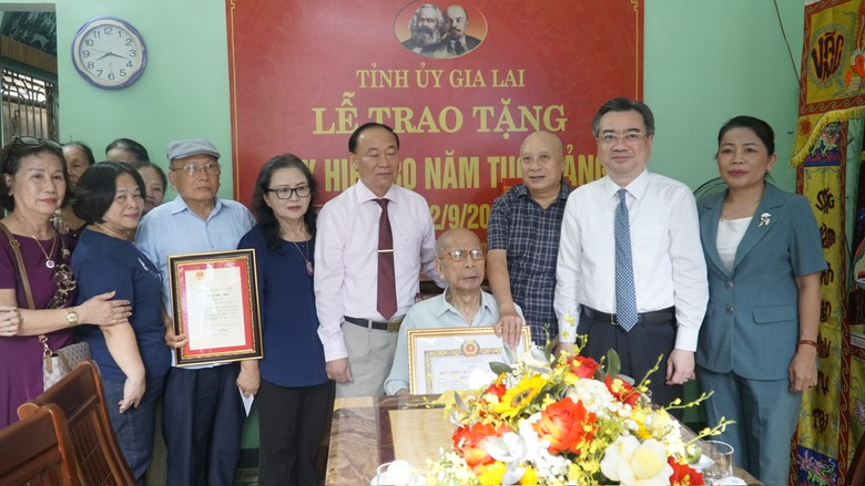 Hai đảng vi&ecirc;n ở Gia Lai vinh dự nhận Huy hiệu 80 tuổi Đảng - Ảnh 2.