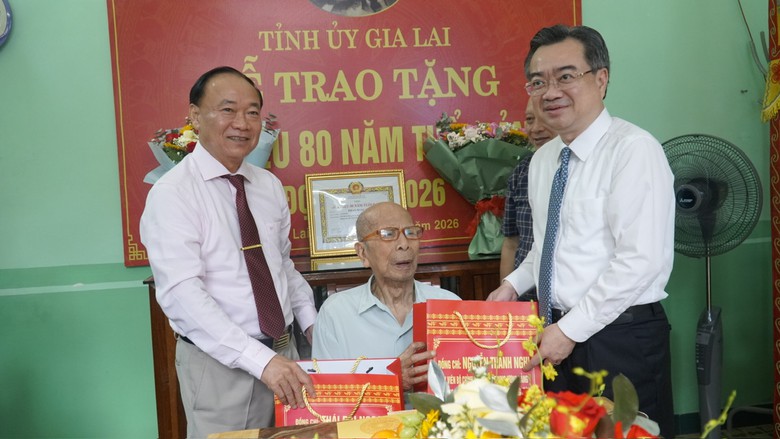 Hai đảng vi&ecirc;n ở Gia Lai vinh dự nhận Huy hiệu 80 tuổi Đảng - Ảnh 1.