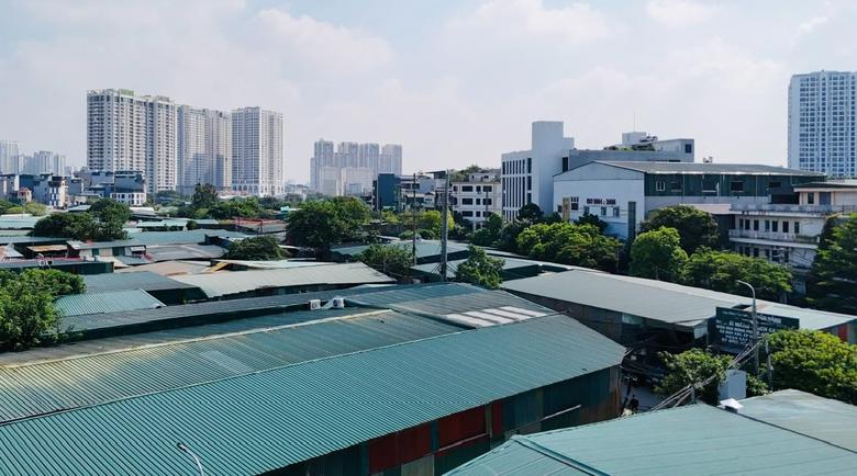 Chủ tịch Hà Nội yêu cầu kiểm tra, xử lý nghiêm hàng trăm nhà xưởng vi phạm ở Thanh Liệt - Ảnh 1.