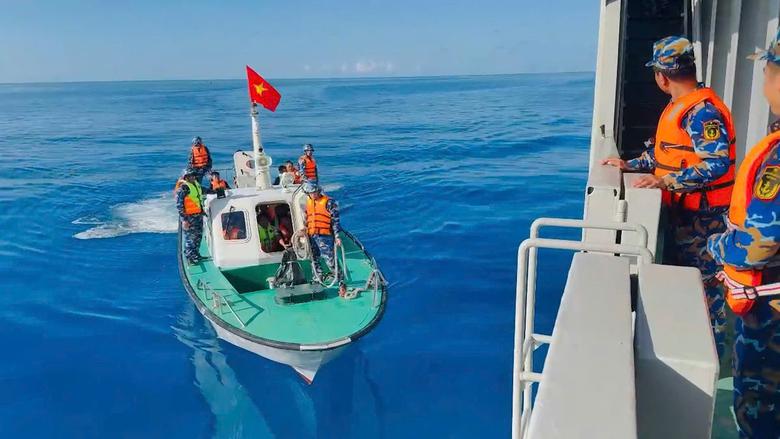 33 ngư d&acirc;n Quảng Ng&atilde;i gặp nạn tr&ecirc;n biển được V&ugrave;ng 4 Hải qu&acirc;n đưa v&agrave;o bờ an to&agrave;n - Ảnh 1.