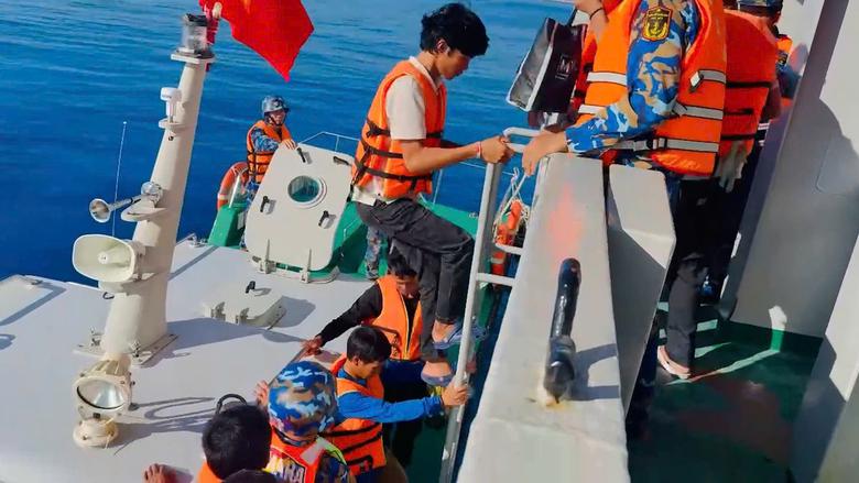 33 ngư d&acirc;n Quảng Ng&atilde;i gặp nạn tr&ecirc;n biển được V&ugrave;ng 4 Hải qu&acirc;n đưa v&agrave;o bờ an to&agrave;n - Ảnh 2.