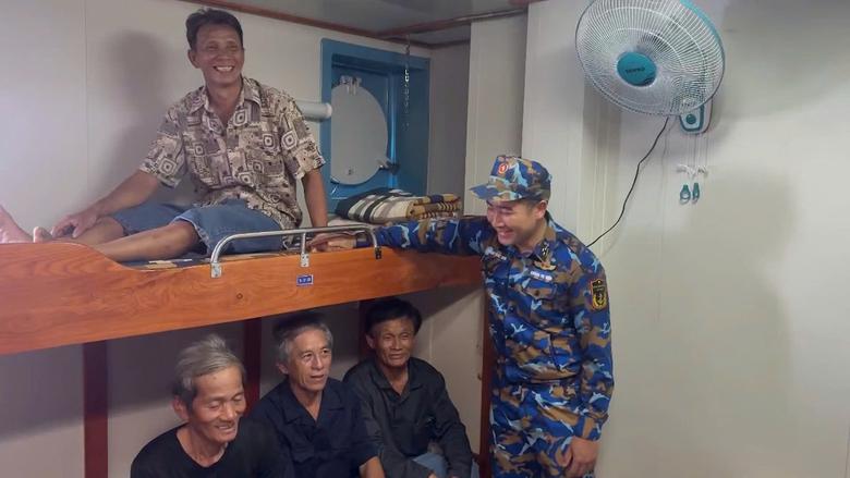 33 ngư d&acirc;n Quảng Ng&atilde;i gặp nạn tr&ecirc;n biển được V&ugrave;ng 4 Hải qu&acirc;n đưa v&agrave;o bờ an to&agrave;n - Ảnh 3.