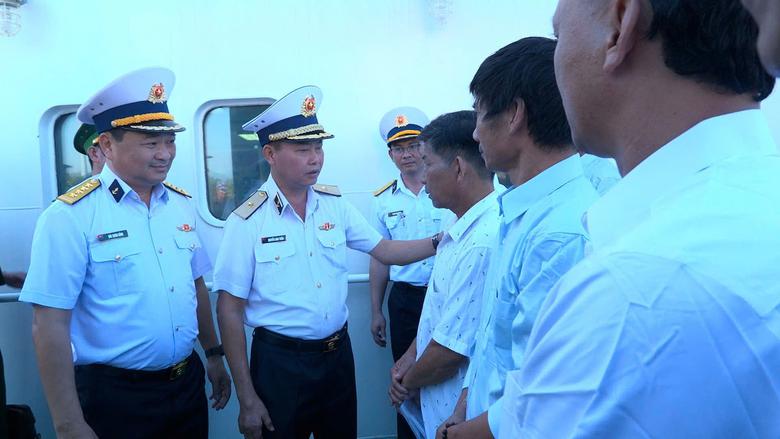 33 ngư d&acirc;n Quảng Ng&atilde;i gặp nạn tr&ecirc;n biển được V&ugrave;ng 4 Hải qu&acirc;n đưa v&agrave;o bờ an to&agrave;n - Ảnh 4.