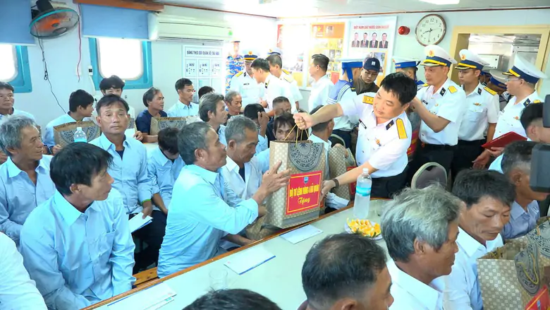 33 ngư d&acirc;n Quảng Ng&atilde;i gặp nạn tr&ecirc;n biển được V&ugrave;ng 4 Hải qu&acirc;n đưa v&agrave;o bờ an to&agrave;n - Ảnh 6.