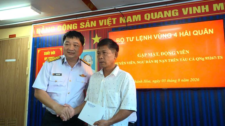 33 ngư d&acirc;n Quảng Ng&atilde;i gặp nạn tr&ecirc;n biển được V&ugrave;ng 4 Hải qu&acirc;n đưa v&agrave;o bờ an to&agrave;n - Ảnh 5.