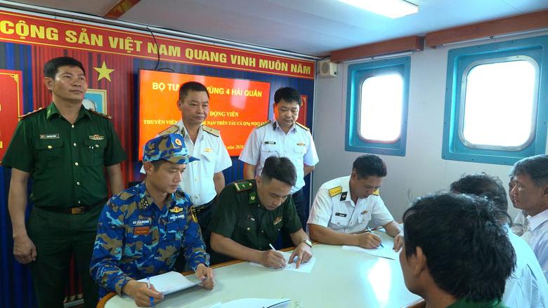 33 ngư d&acirc;n Quảng Ng&atilde;i gặp nạn tr&ecirc;n biển được V&ugrave;ng 4 Hải qu&acirc;n đưa v&agrave;o bờ an to&agrave;n - Ảnh 7.