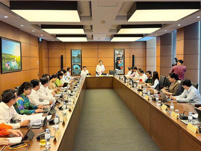 Đại biểu đề xuất l&agrave;m r&otilde; quy định cấm kinh doanh "b&oacute;ng cười" để tăng t&iacute;nh khả thi - Ảnh 1.