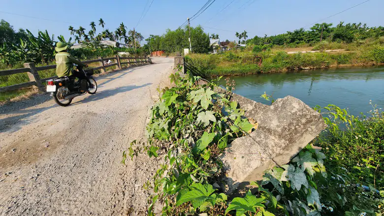 Quảng Ngãi: Cầu thuỷ lợi xây dựng hơn 30 năm gánh đoàn xe đầu kéo hàng chục tấn - Ảnh 2.