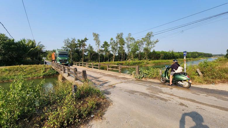 Quảng Ngãi: Cầu thuỷ lợi xây dựng hơn 30 năm gánh đoàn xe đầu kéo hàng chục tấn - Ảnh 3.