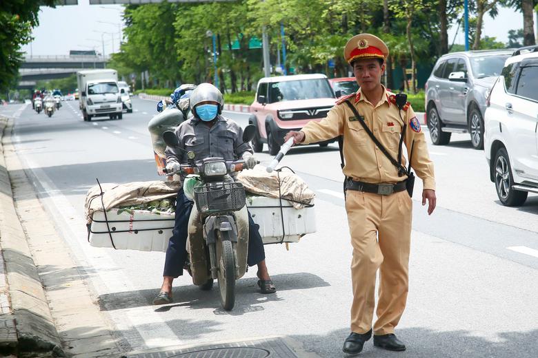 H&agrave; Nội: CSGT tịch thu 86 xe k&eacute;o tự chế, xử l&yacute; h&agrave;ng trăm xe chở h&agrave;ng cồng kềnh - Ảnh 1.