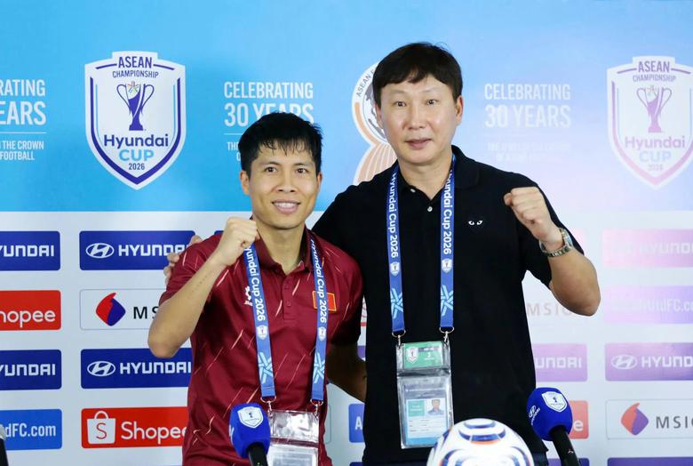 Thắng đậm Indonesia, HLV Kim Sang-sik c&oacute; h&agrave;nh động khiến tất cả bất ngờ - Ảnh 2.