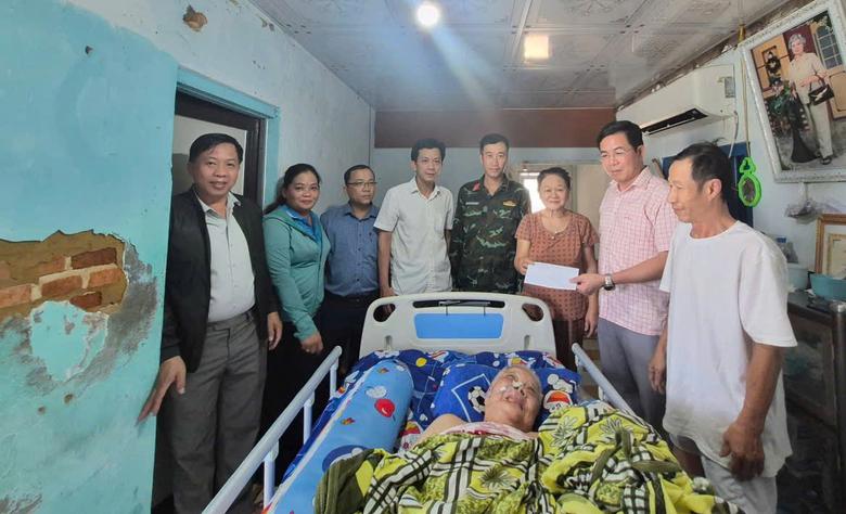 Quảng Ngãi: Khắc phục nhà cho người dân có hoàn cảnh đặc biệt do lốc xoáy - Ảnh 2.