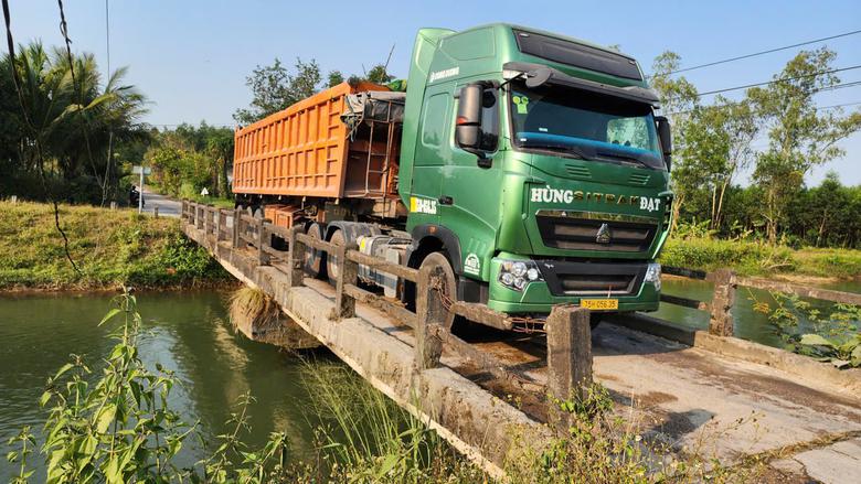Quảng Ngãi: Cầu thuỷ lợi xây dựng hơn 30 năm gánh đoàn xe đầu kéo hàng chục tấn - Ảnh 1.