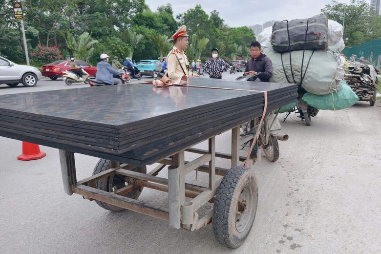 H&agrave; Nội: CSGT tịch thu 86 xe k&eacute;o tự chế, xử l&yacute; h&agrave;ng trăm xe chở h&agrave;ng cồng kềnh - Ảnh 2.