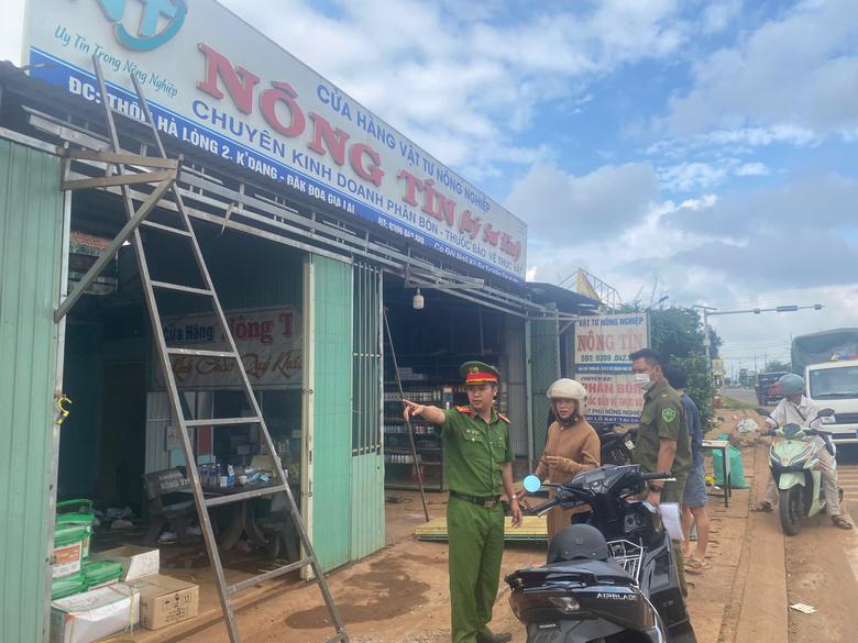 Gia Lai: C&ocirc;ng an x&atilde; ra qu&acirc;n dẹp "nạn" lấn chiếm h&agrave;nh lang ATGT - Ảnh 1.