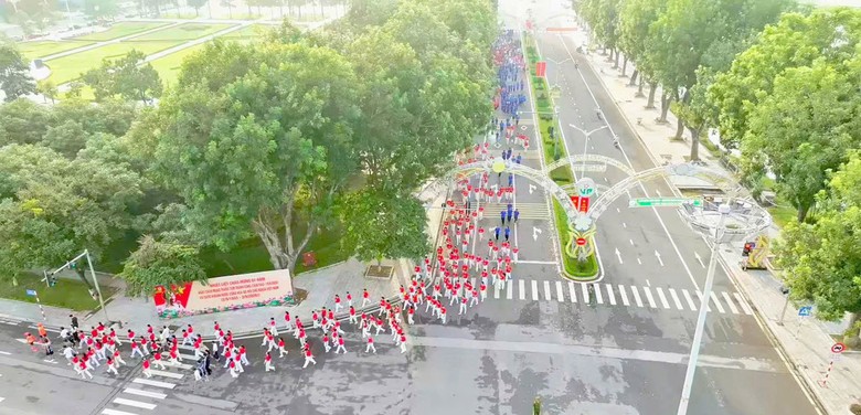 Phú Thọ: Hàng nghìn người dân phường Vĩnh Phúc sải bước vì một Việt Nam xanh - Ảnh 6.