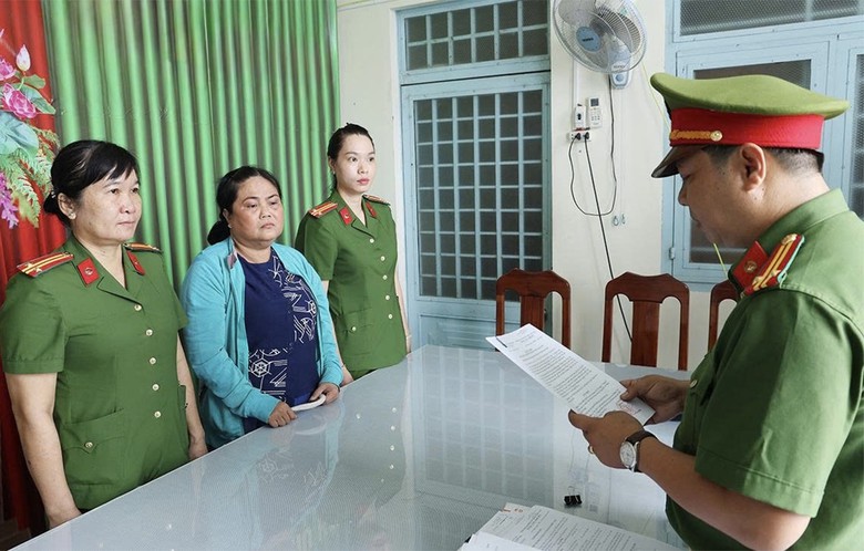 Bắt tạm giam người phụ nữ ở An Giang sử dụng giấy tờ đất giả để vay tiền - Ảnh 1.
