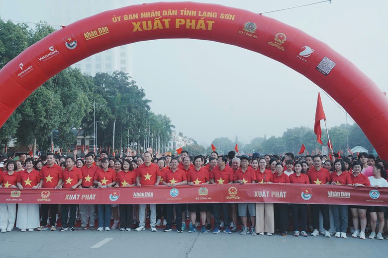 Khoảng 7.000 người tham gia chương tr&igrave;nh đi bộ "C&ugrave;ng Việt Nam tiến bước" tại Lạng Sơn - Ảnh 2.