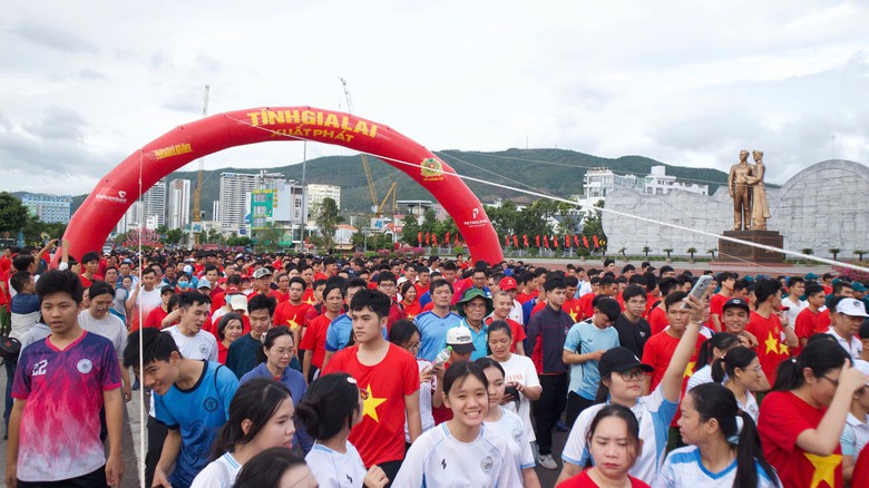 Hơn 9.000 người d&acirc;n Gia Lai s&ocirc;i nổi hưởng ứng "Đi bộ c&ugrave;ng Việt Nam tiến bước" - Ảnh 4.