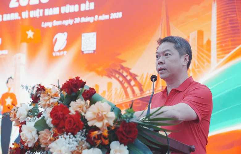 Khoảng 7.000 người tham gia chương tr&igrave;nh đi bộ "C&ugrave;ng Việt Nam tiến bước" tại Lạng Sơn - Ảnh 1.