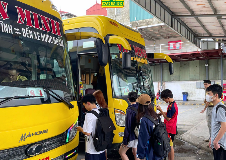 Xuyên đêm, xuyên lễ giữ nhịp những chuyến xe về quê - Ảnh 3.