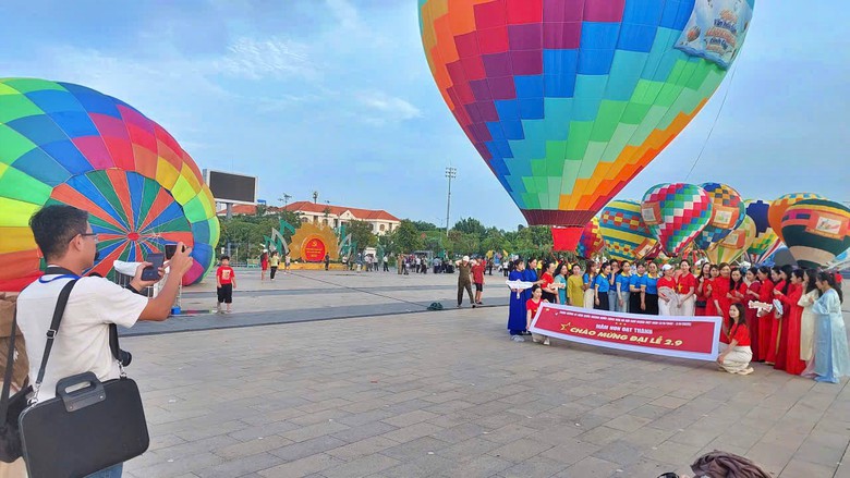 Ra mắt quả khinh khí cầu lớn nhất Việt Nam tại Cà Mau - Ảnh 2.
