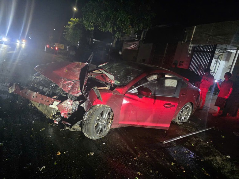 Đắk Lắk: Ô tô Mazda 6 lao vào cổng hai nhà dân lúc rạng sáng - Ảnh 1.