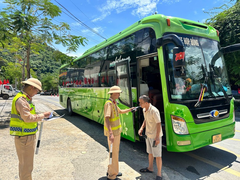 CSGT L&agrave;o Cai căng m&igrave;nh đảm bảo ATGT những ng&agrave;y nghỉ lễ - Ảnh 5.