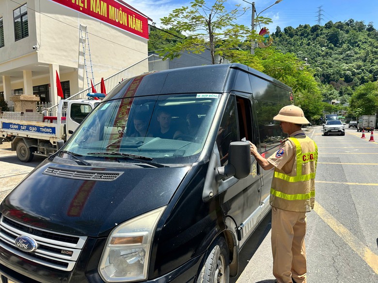 CSGT L&agrave;o Cai căng m&igrave;nh đảm bảo ATGT những ng&agrave;y nghỉ lễ - Ảnh 6.