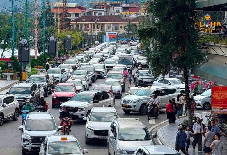 CSGT L&agrave;o Cai căng m&igrave;nh đảm bảo ATGT những ng&agrave;y nghỉ lễ - Ảnh 7.