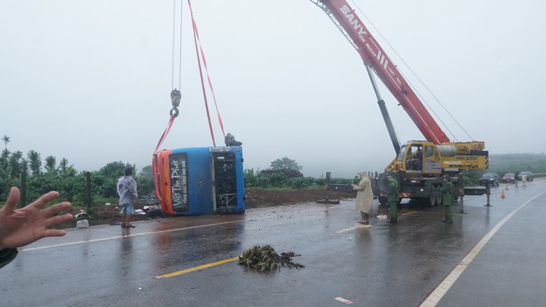 Vụ lật xe khách ở Gia Lai: Số người chết tăng lên 4 người - Ảnh 1.