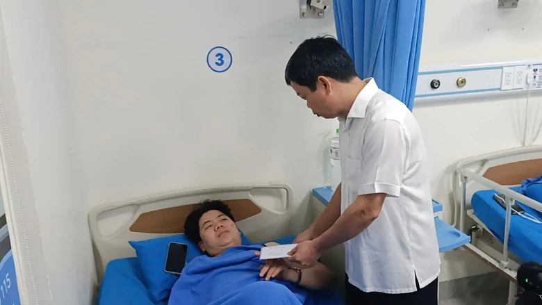 Lời kể của nạn nhân trong vụ lật xe khách khiến 4 người tử vong ở Gia Lai - Ảnh 1.