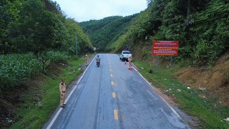 CSGT L&agrave;o Cai căng m&igrave;nh đảm bảo ATGT những ng&agrave;y nghỉ lễ - Ảnh 3.