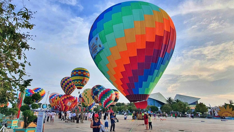 Ra mắt quả khinh khí cầu lớn nhất Việt Nam tại Cà Mau - Ảnh 1.