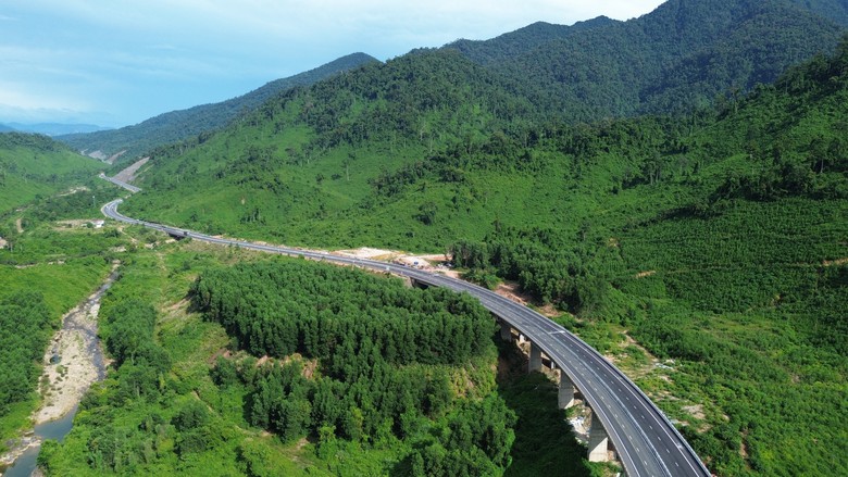 Cao tốc La Sơn &ndash; H&ograve;a Li&ecirc;n th&ocirc;ng tuyến 4 l&agrave;n xe, tốc độ tối đa 60km/h - Ảnh 1.