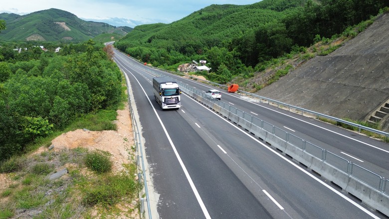 Cao tốc La Sơn &ndash; H&ograve;a Li&ecirc;n th&ocirc;ng tuyến 4 l&agrave;n xe, tốc độ tối đa 60km/h - Ảnh 2.
