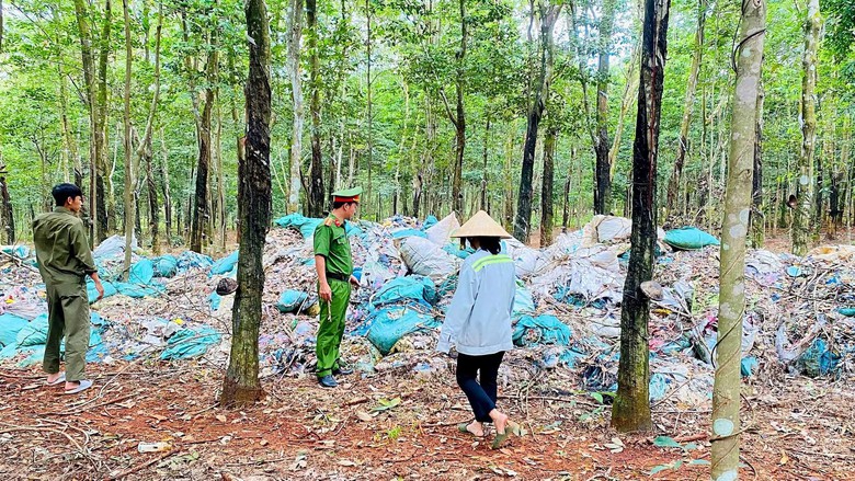 Ph&aacute;t hiện gần 10 tấn r&aacute;c thải đổ tr&aacute;i ph&eacute;p giữa rừng cao su ở Đồng Nai - Ảnh 1.