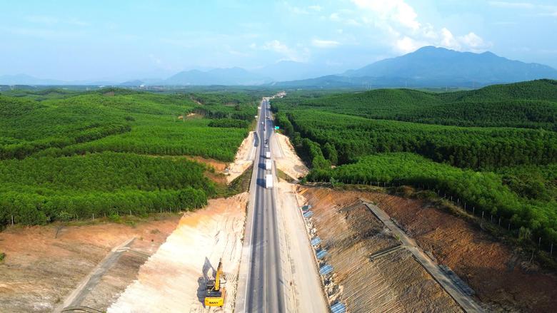 Cắt giảm khối lượng của nh&agrave; thầu kh&ocirc;ng chuyển biến thi c&ocirc;ng mở rộng cao tốc Cam Lộ-La Sơn - Ảnh 1.