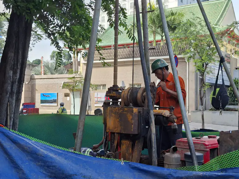 TP.HCM đồng loạt khoan khảo sát địa chất các tuyến metro số 4 và số 6 - Ảnh 2.