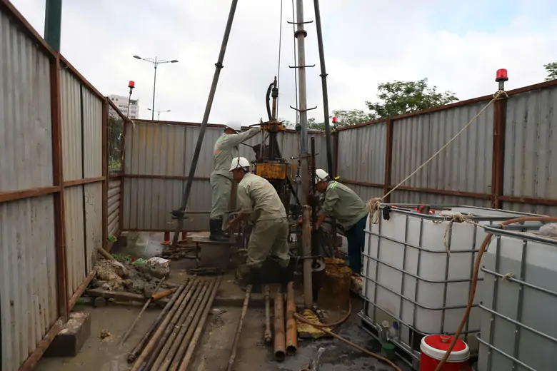 TP.HCM đồng loạt khoan khảo sát địa chất các tuyến metro số 4 và số 6 - Ảnh 4.